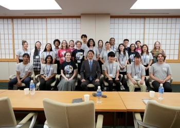 米国の高校生・大学生一行と記念撮影をする山田外務副大臣