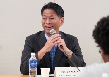 米国の高校生・大学生一行による質問に答える山田外務副大臣の様子