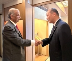 カレ事務次長と握手を交わす髙木政務官の様子