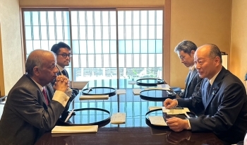 カレ事務次長と会談をする髙木政務官の様子