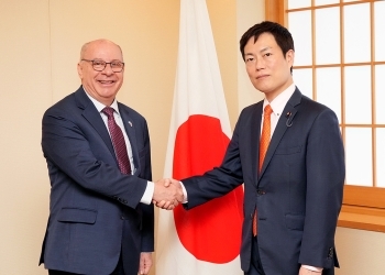 テンポーネ次期駐日大使と握手をしながら記念撮影をする秋本政務官