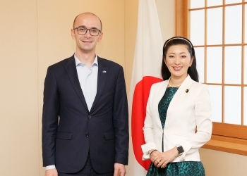 正面を向き、写真撮影に応じる、吉川政務官とアフメティ副大臣の様子