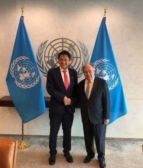 国連事務総長と握手をする武井外務副大臣