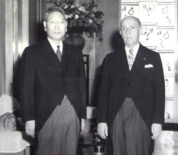 プラード大統領(右)と池田勇人総理(左)