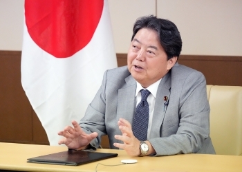 林外務大臣が日米韓外相テレビ会談で発言をする様子