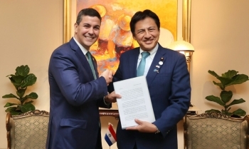 大統領就任前のペニャ大統領と記念撮影をする武井外務副大臣