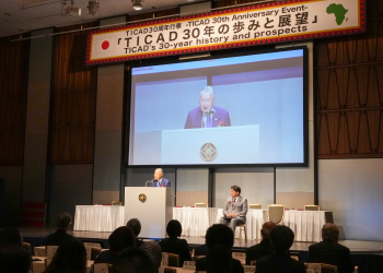 森元総理大臣が挨拶を行っている様子