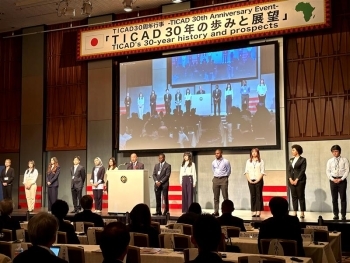 挨拶を行う髙木外務大臣政務官と登壇した若者の様子