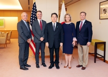 正面を向き、写真撮影に応じる、林大臣とウィットマン米国下院軍事委員会副委員長一行の様子