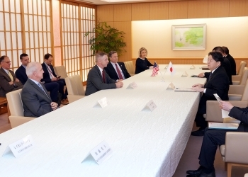 テーブルにつき、意見交換を行う、林大臣とウィットマン米国下院軍事委員会副委員長一行の様子