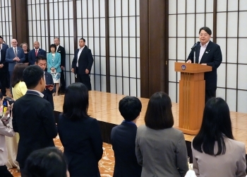 レセプションで登壇しスピーチする、林大臣の様子(演台周辺の様子)