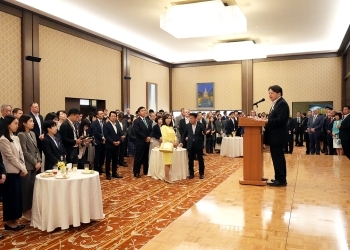 レセプションで登壇しスピーチする、林大臣の様子(会場全体の様子)