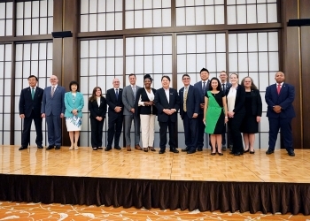 林大臣と関係者による集合写真