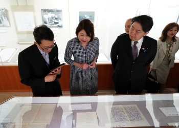 日・ペルー外交関係樹立150周年特別展示を視察する林外務大臣とディアス・ペルー外務大臣