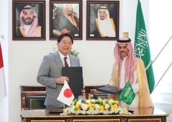 覚書を交換後、正面を向き、笑顔で写真撮影に応じる、両大臣の様子