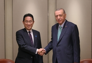 首脳会談の前に、エルドアン・トルコ大統領と握手する岸田総理大臣