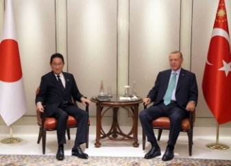 日・トルコ首脳会談の開始前に、座って撮影に応じる岸田総理大臣とエルドアン大統領