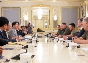 林外務大臣が、ゼレンスキー大統領と会談している様子