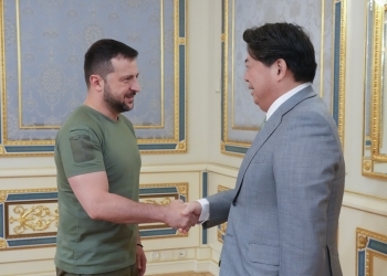 表敬を前に、ゼレンスキー大統領と握手する林外務大臣