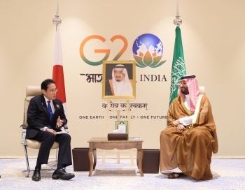 サウジアラビアのムハンマド皇太子兼首相と懇談する岸田総理大臣