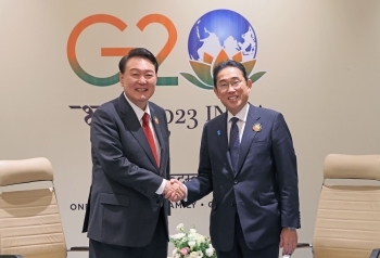 会談を前に、ユン・ソンニョル韓国大統領と握手する岸田総理大臣