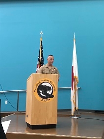 演台に立ち、閉会挨拶を行う、ラウル在日米軍副司令官の様子