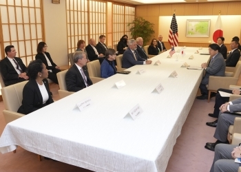 林外務大臣が、米国中西部州知事等一行と懇談している様子