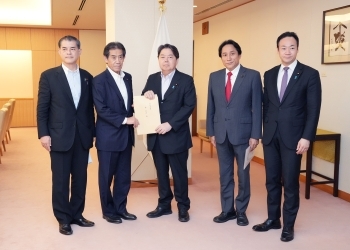 林外務大臣を表敬する「NGO・NPOの戦略的あり方を検討する会」関係者