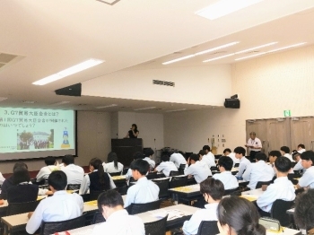 外務省経済局国際貿易課の相馬事務官を講師とする高校講座の様子