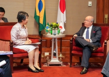 着席し、会談を行う、両外相の様子
