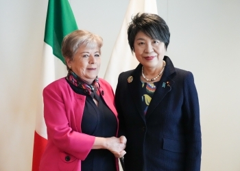 バルセナ・メキシコ外務大臣と握手をする上川外務大臣