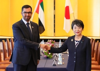 ジャーベルUAE産業・先端技術大臣兼日本担当特使と握手をする上川外務大臣