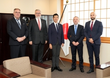 辻󠄀外務副大臣に表敬するアルバニア・日本友好議員連盟一行