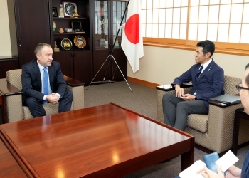 会談の際のドゥライ・アルバニア・日本友好議員連盟会長と辻󠄀外務副大臣の様子