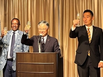 ボツワナ共和国ナショナルデー・レセプションにて乾杯をする深澤外務大臣政務官や出席者たち