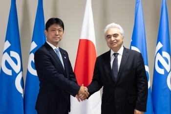 ファティ・ビロルIEA事務局長と握手しながら記念撮影をする高村外務大臣政務官