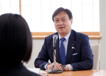 発言する堀井外務副大臣