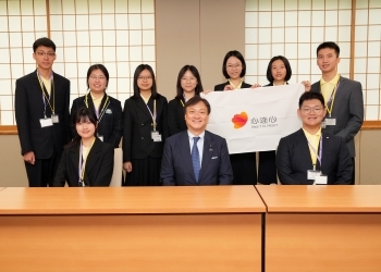 中国高校生長期招へい事業」第15期生と写真撮影する堀井外務副大臣