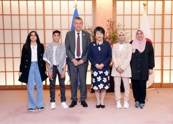 UNRWA関係者と記念撮影を行う上川外務大臣