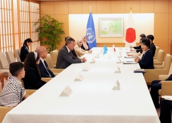 ラザリーニUNRWA事務局長と会談を行う上川外務大臣