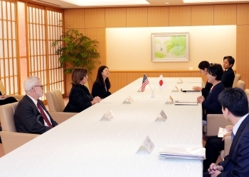 テーブルにつき、意見交換を行う、上川大臣と全米商工会議所・米日経済協議会一行の様子