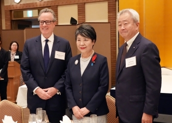 上川外務大臣と日米財界人リーダーとの記念写真