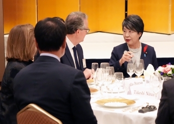 第60回日米財界人会議の夕食会で、ピーターソン米日経済協議会会長と懇談をする上川外務大臣