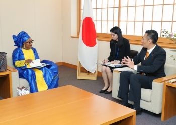 スリマニ次官と意見交換をする深澤外務大臣政務官の様子