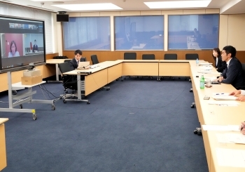 テーブルにつき、IPEFオンライン閣僚級会合に臨む、辻󠄀外務副大臣の様子(遠写)