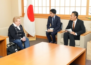 着席し、意見交換を行う、両者の様子