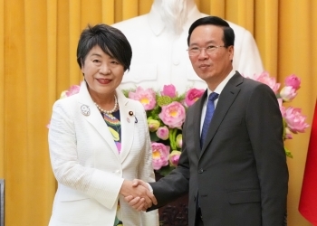 トゥオン国家主席と握手する上川外務大臣
