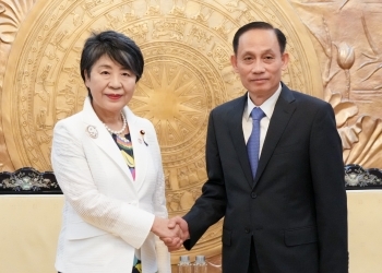 会談を前に、チュン・ベトナム党中央対外委員長と握手する上川外務大臣