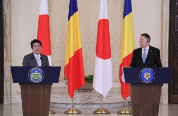 共同記者発表に臨む両首脳