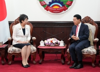 着席し、会談を行う、上川大臣とサルムサイ副首相の様子(テタテ会合)